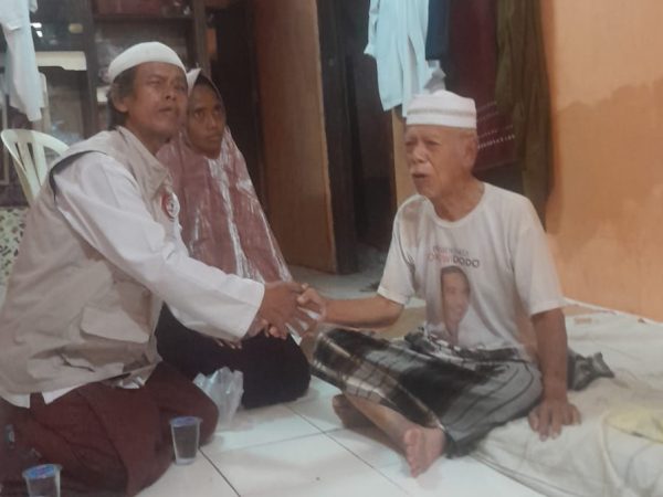 Menjenguk Jamaah yang Sakit: Bukti Nyata Kepedulian Sedekah Subuh